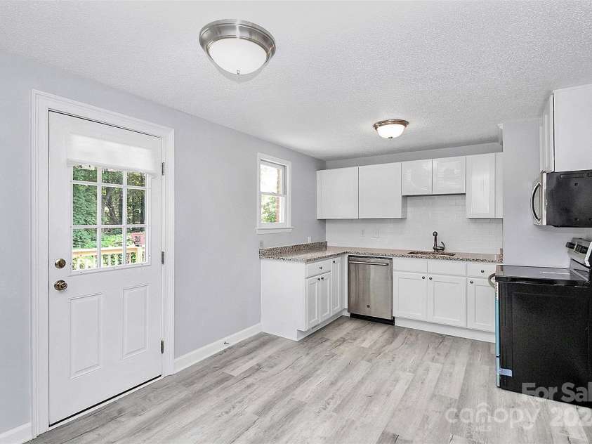 1613 Ohenry Lane, Fort Mill, SC 29708.  MLS# CAR4193922, YatesRealty ID 3322. New Cabinets, New Range, New Fridge not shown