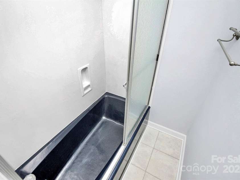1613 Ohenry Lane, Fort Mill, SC 29708.  MLS# CAR4193922, YatesRealty ID 3322. Primary Bathtub