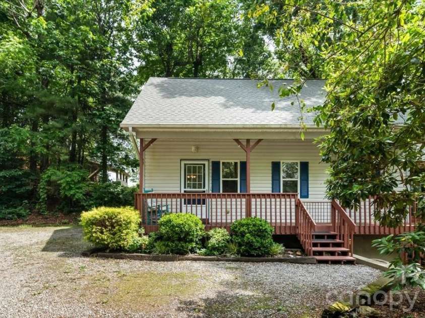 122 Arnold Heights, Waynesville, NC 28786.  MLS# CAR4386984, YatesRealty ID 33220. 