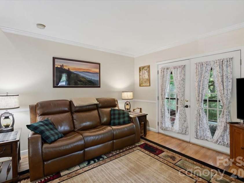 122 Arnold Heights, Waynesville, NC 28786.  MLS# CAR4386984, YatesRealty ID 33220. 