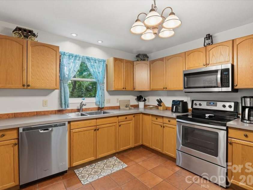 122 Arnold Heights, Waynesville, NC 28786.  MLS# CAR4386984, YatesRealty ID 33220. 