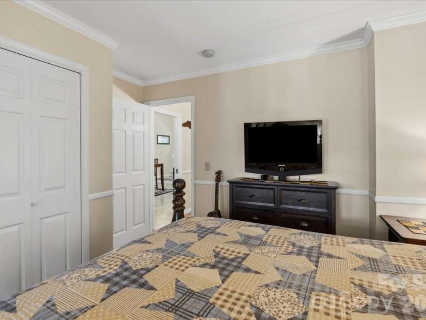 122 Arnold Heights, Waynesville, NC 28786.  MLS# CAR4386984, YatesRealty ID 33220. 