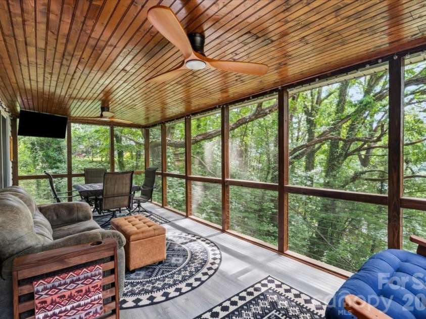 122 Arnold Heights, Waynesville, NC 28786.  MLS# CAR4386984, YatesRealty ID 33220. 