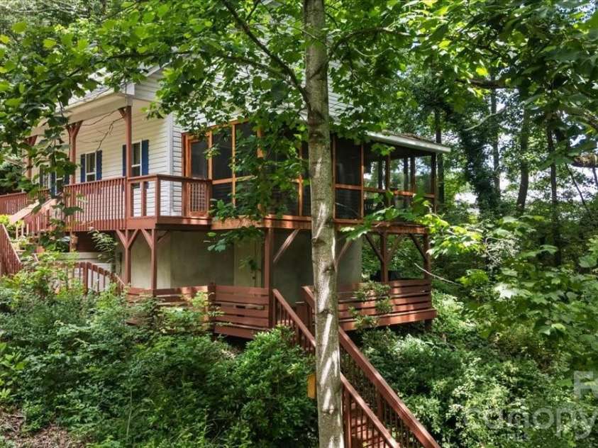 122 Arnold Heights, Waynesville, NC 28786.  MLS# CAR4386984, YatesRealty ID 33220. 