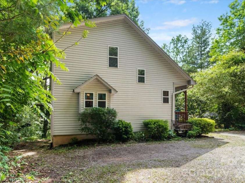 122 Arnold Heights, Waynesville, NC 28786.  MLS# CAR4386984, YatesRealty ID 33220. 