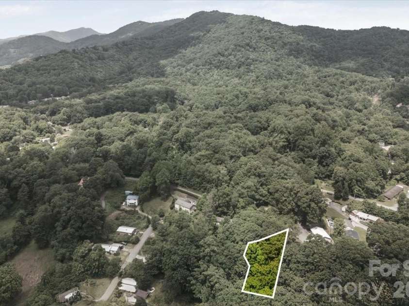 122 Arnold Heights, Waynesville, NC 28786.  MLS# CAR4386984, YatesRealty ID 33220. 