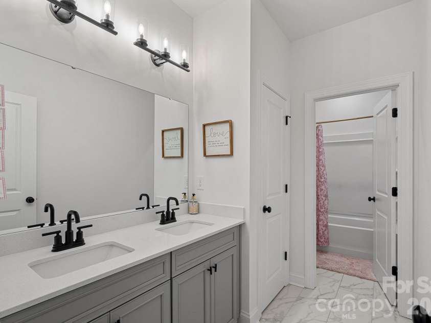 8604 Bridgegate Drive, Huntersville, NC 28078.  MLS# CAR4395999, YatesRealty ID 33221. Bathroom 2