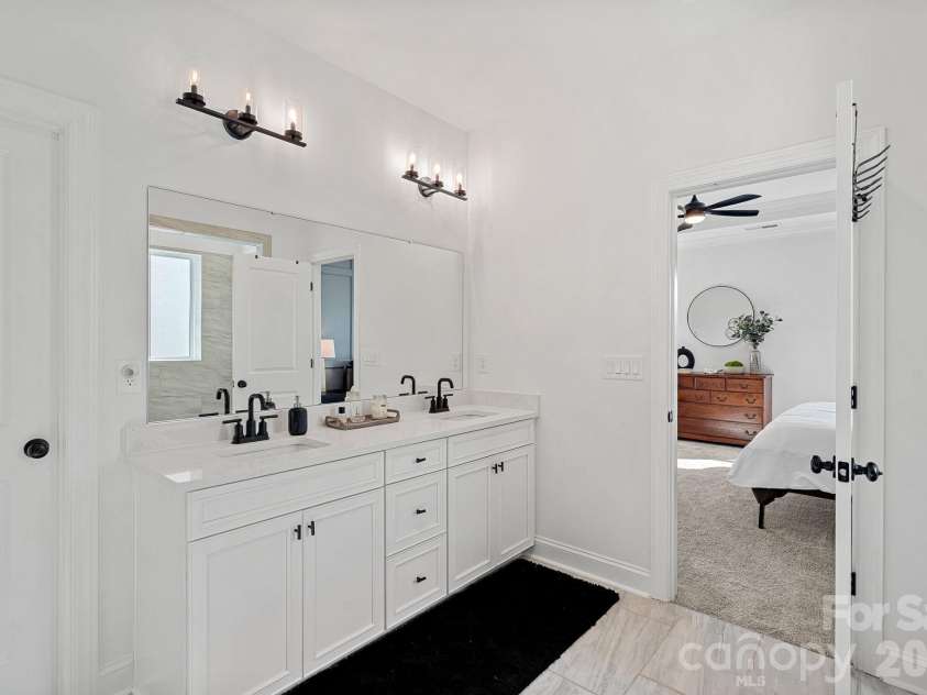 8604 Bridgegate Drive, Huntersville, NC 28078.  MLS# CAR4395999, YatesRealty ID 33221. Primary Bathroom