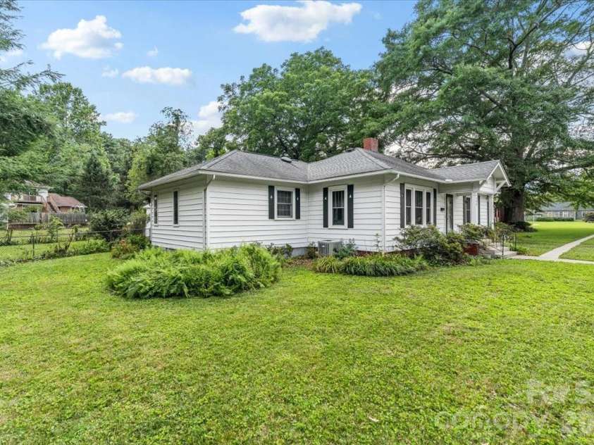 196 French Broad Street, Brevard, NC 28712.  MLS# CAR4397130, YatesRealty ID 33222. 