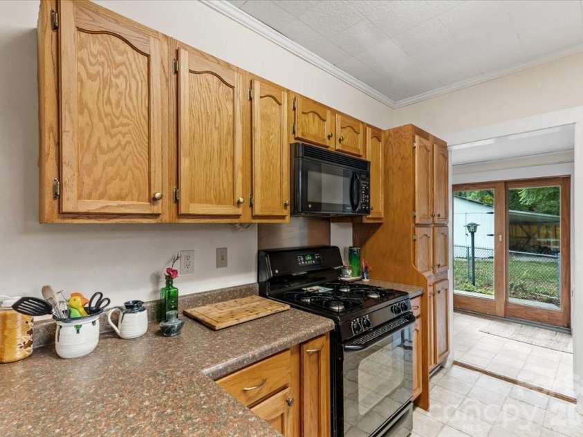 196 French Broad Street, Brevard, NC 28712.  MLS# CAR4397130, YatesRealty ID 33222. 