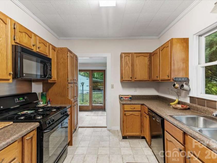 196 French Broad Street, Brevard, NC 28712.  MLS# CAR4397130, YatesRealty ID 33222. 