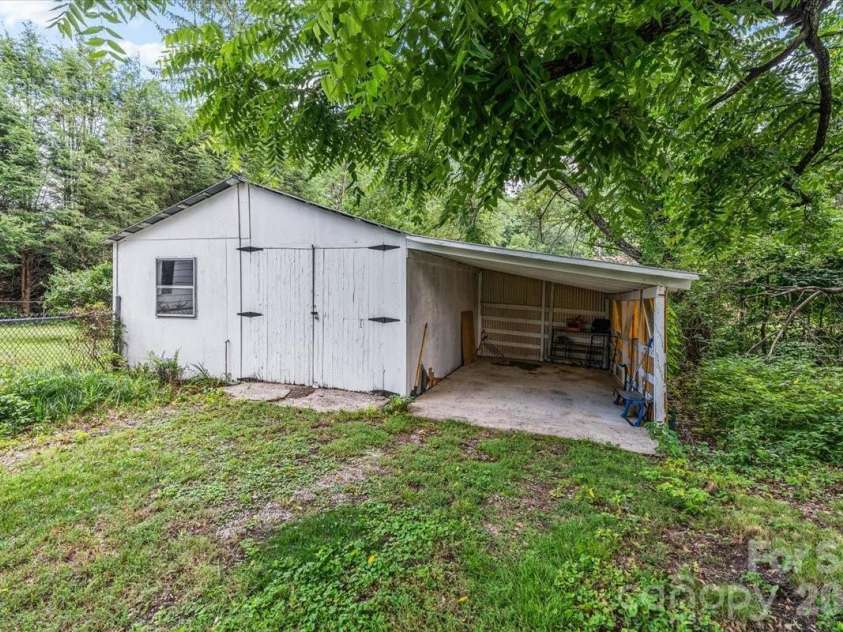 196 French Broad Street, Brevard, NC 28712.  MLS# CAR4397130, YatesRealty ID 33222. 