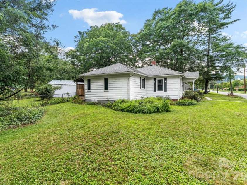 196 French Broad Street, Brevard, NC 28712.  MLS# CAR4397130, YatesRealty ID 33222. 