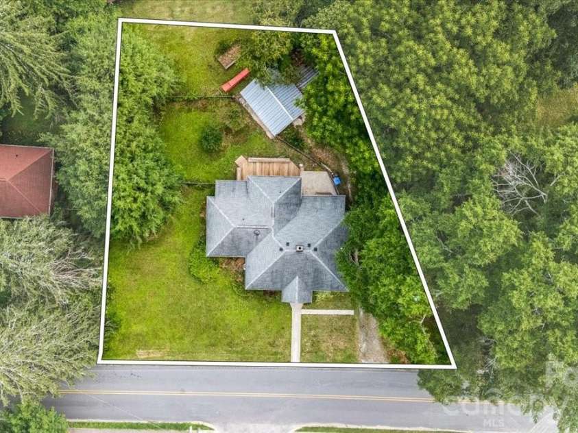 196 French Broad Street, Brevard, NC 28712.  MLS# CAR4397130, YatesRealty ID 33222. 