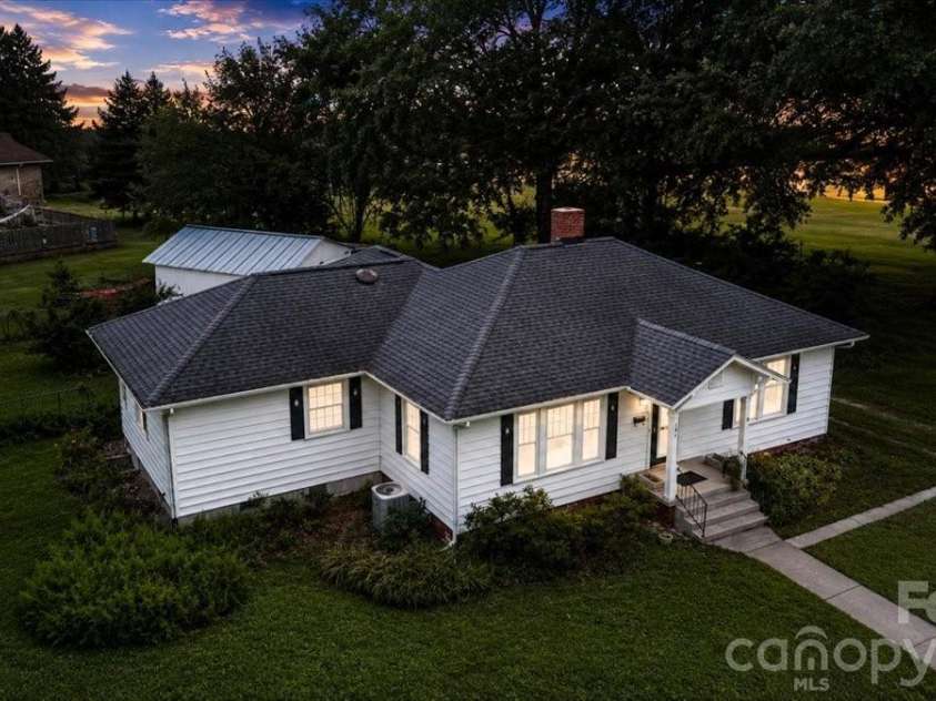196 French Broad Street, Brevard, NC 28712.  MLS# CAR4397130, YatesRealty ID 33222. 