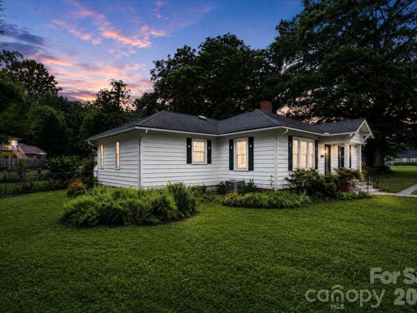 196 French Broad Street, Brevard, NC 28712.  MLS# CAR4397130, YatesRealty ID 33222. 