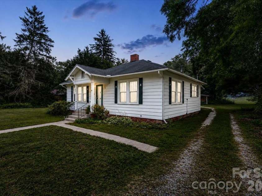 196 French Broad Street, Brevard, NC 28712.  MLS# CAR4397130, YatesRealty ID 33222. 