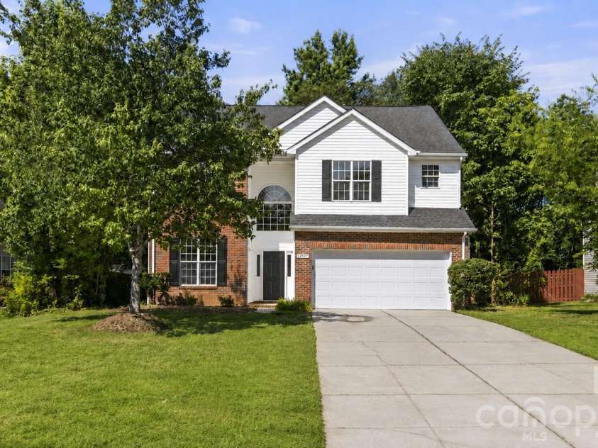 12519 Wandering Brook Drive, Charlotte, NC 28273.  MLS# CAR4392280, YatesRealty ID 33223. 
