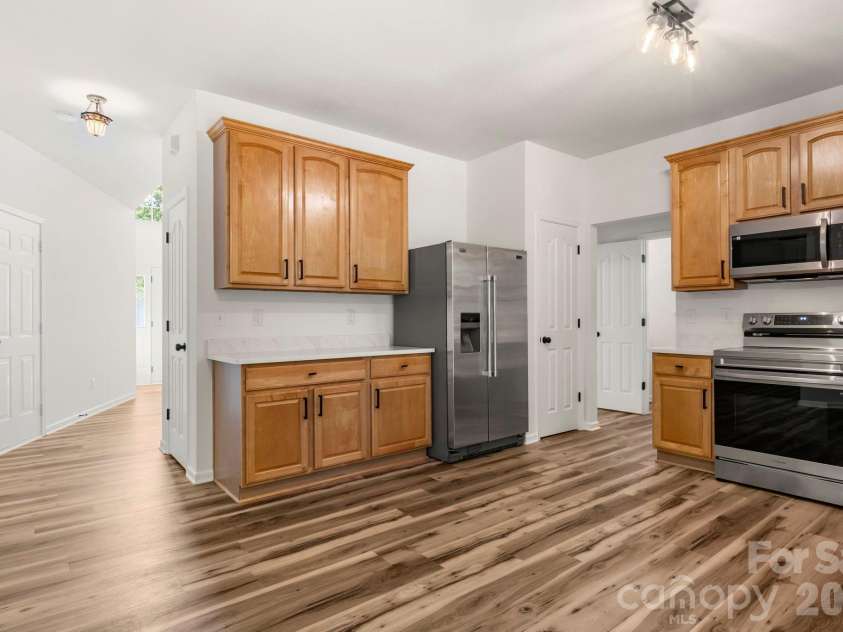 12519 Wandering Brook Drive, Charlotte, NC 28273.  MLS# CAR4392280, YatesRealty ID 33223. 