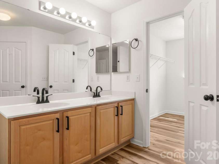 12519 Wandering Brook Drive, Charlotte, NC 28273.  MLS# CAR4392280, YatesRealty ID 33223. Primary bathroom