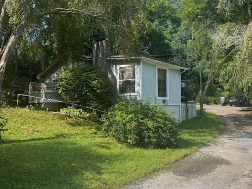 57 Twin Ponds Lane, Hendersonville, NC 28739.  MLS# CAR4286598, YatesRealty ID 33225. 