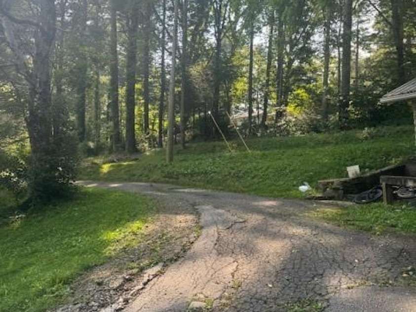 57 Twin Ponds Lane, Hendersonville, NC 28739.  MLS# CAR4286598, YatesRealty ID 33225. 