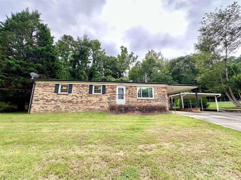 4705 Can Do Court, Gastonia, NC 28056.  MLS# CAR4287219, YatesRealty ID 33229. Front yard- fully fenced