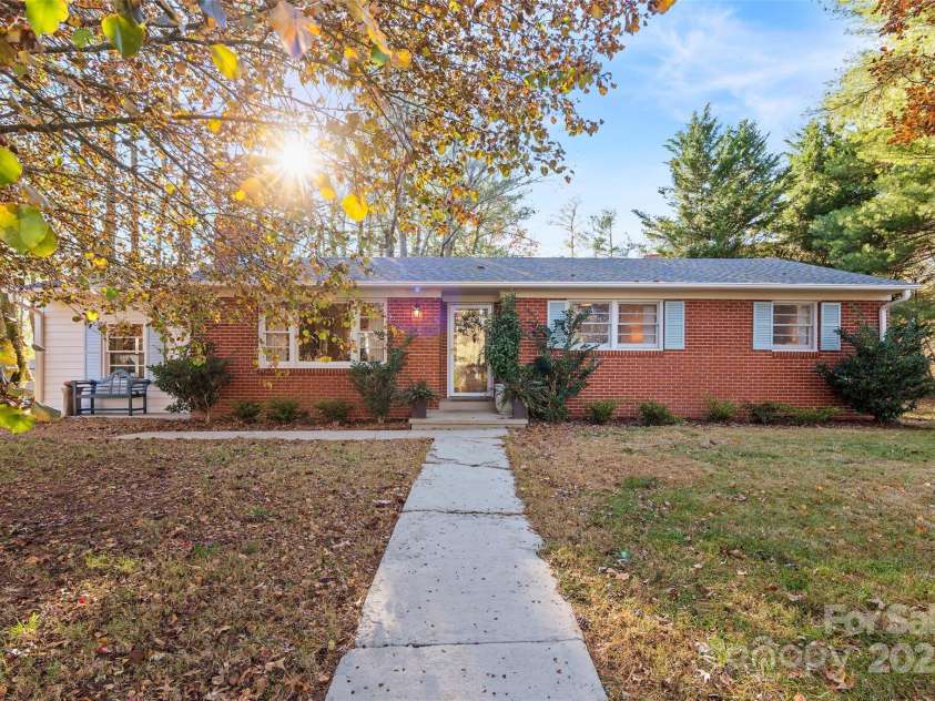 112 Pearson Drive, Asheville, NC 28801.  MLS# CAR4322267, YatesRealty ID 3323. 