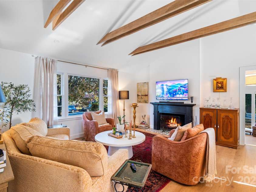 112 Pearson Drive, Asheville, NC 28801.  MLS# CAR4322267, YatesRealty ID 3323. Celebrate the holiday season in your new home as you gather around the fireplace, snug in your elegant, glowing living room—set back on a quiet street in Asheville’s desirable Montford neighborhood.