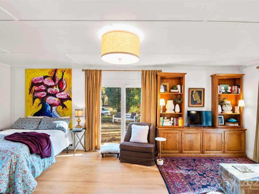 112 Pearson Drive, Asheville, NC 28801.  MLS# CAR4322267, YatesRealty ID 3323. Just off the main living area and kitchen, you’ll find a wonderful flexible space that can function as both a guest room and a comfortable informal den or family room.