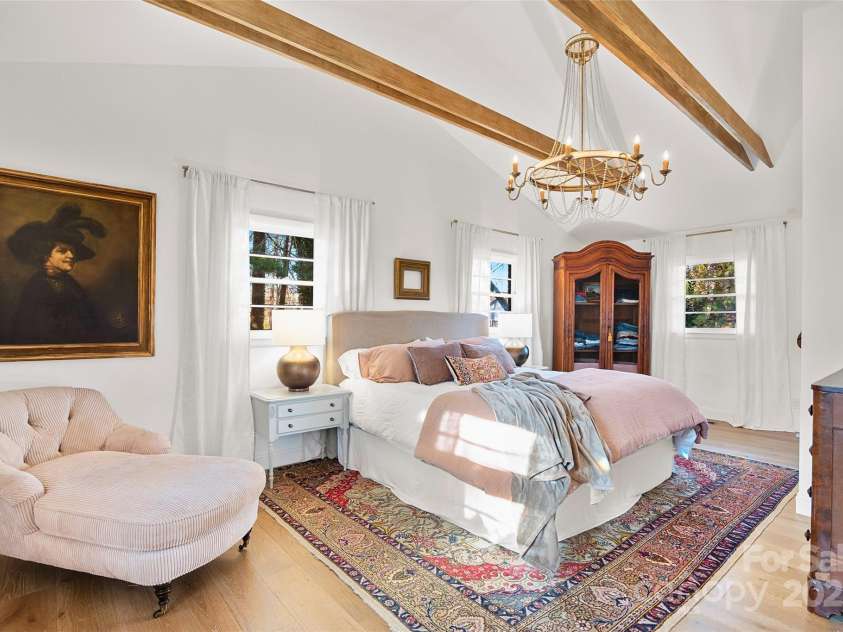 112 Pearson Drive, Asheville, NC 28801.  MLS# CAR4322267, YatesRealty ID 3323. The impressive primary suite provides ample space for a king-size bed and substantial furnishings, giving you a refined and tranquil retreat of your own.