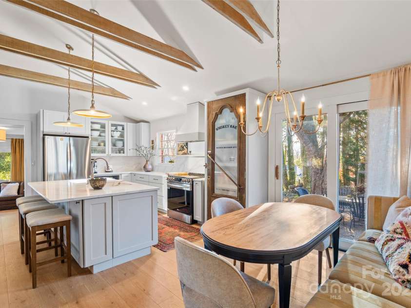 112 Pearson Drive, Asheville, NC 28801.  MLS# CAR4322267, YatesRealty ID 3323. Whether you’re hosting company or enjoying a quiet meal at home, this dining area is the perfect place to enjoy your favorite meals.