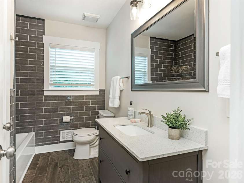 3319 Providence Road, Charlotte, NC 28211.  MLS# CAR4385730, YatesRealty ID 33231. Full Bathroom