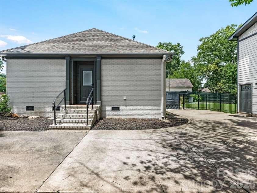 3319 Providence Road, Charlotte, NC 28211.  MLS# CAR4385730, YatesRealty ID 33231. Side Entry