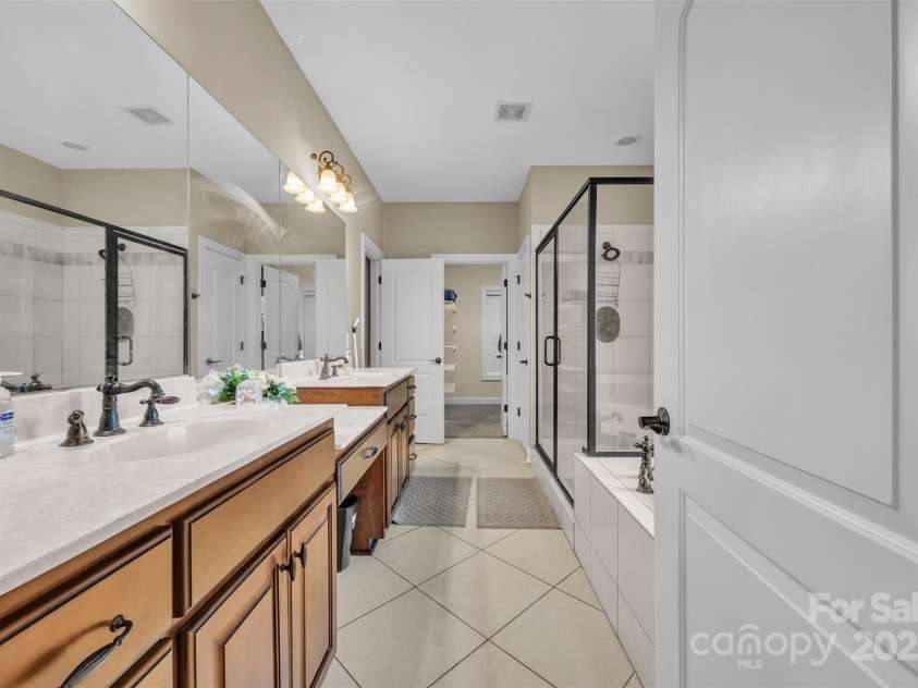 1163 Willow Creek Drive, Newton, NC 28658.  MLS# CAR4290632, YatesRealty ID 33232. Downstairs Primary Bath