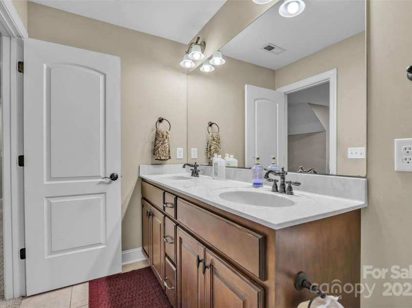 1163 Willow Creek Drive, Newton, NC 28658.  MLS# CAR4290632, YatesRealty ID 33232. Upstairs full bath