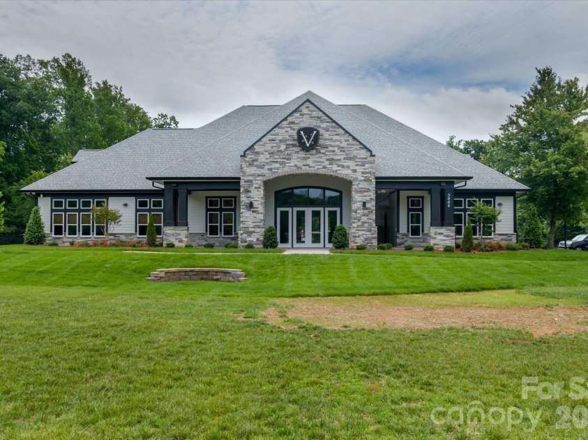 5401 Casper Drive, Charlotte, NC 28214.  MLS# CAR4380133, YatesRealty ID 33232. New Clubhouse