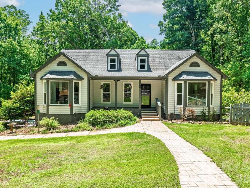 9131 Pine Hill Lane, Charlotte, NC 28215.  MLS# CAR4387977, YatesRealty ID 33233. 