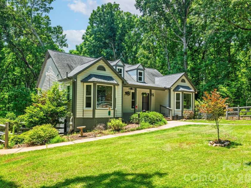 9131 Pine Hill Lane, Charlotte, NC 28215.  MLS# CAR4387977, YatesRealty ID 33233. 