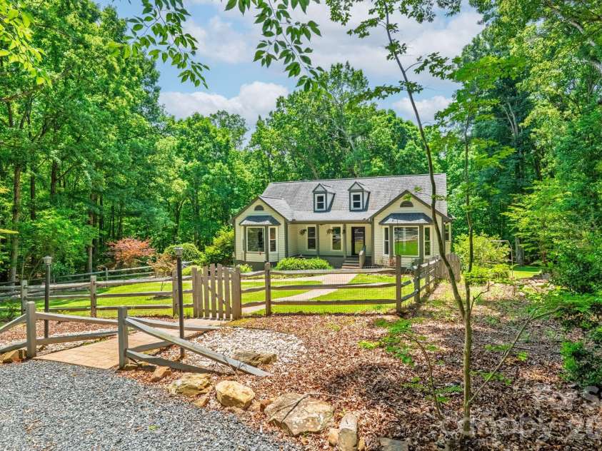 9131 Pine Hill Lane, Charlotte, NC 28215.  MLS# CAR4387977, YatesRealty ID 33233. 