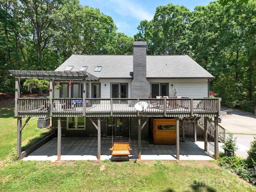 9131 Pine Hill Lane, Charlotte, NC 28215.  MLS# CAR4387977, YatesRealty ID 33233. 