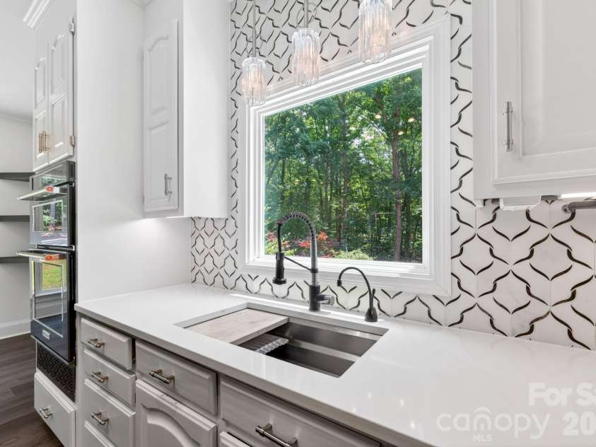 9131 Pine Hill Lane, Charlotte, NC 28215.  MLS# CAR4387977, YatesRealty ID 33233. 