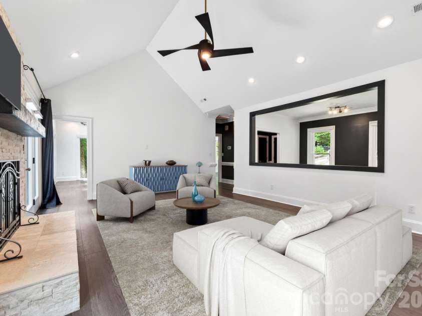 9131 Pine Hill Lane, Charlotte, NC 28215.  MLS# CAR4387977, YatesRealty ID 33233. 