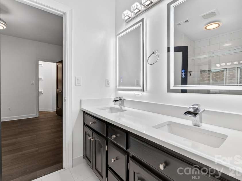 9131 Pine Hill Lane, Charlotte, NC 28215.  MLS# CAR4387977, YatesRealty ID 33233. 