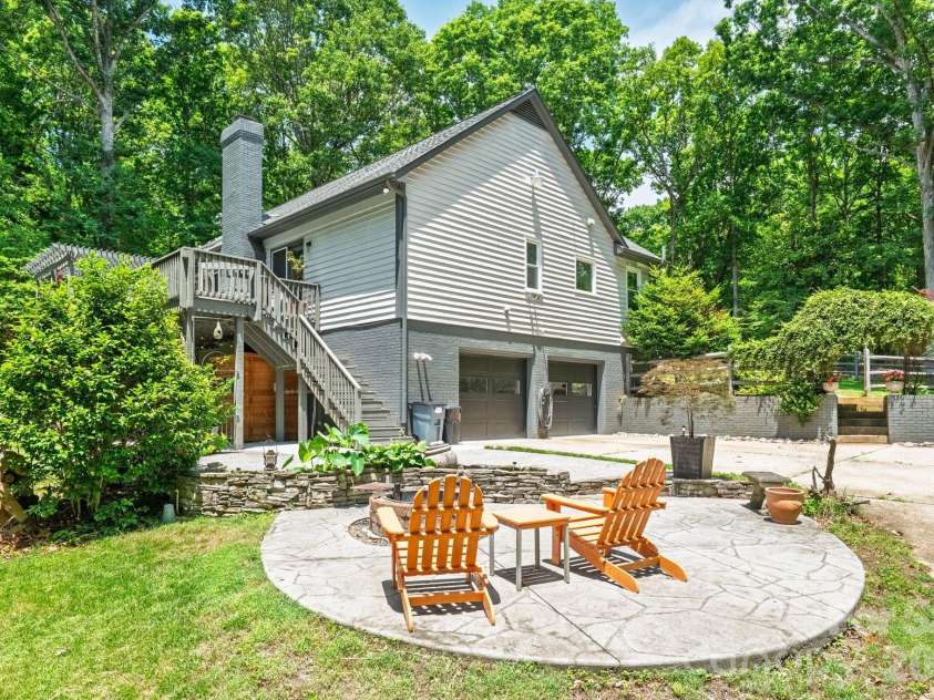 9131 Pine Hill Lane, Charlotte, NC 28215.  MLS# CAR4387977, YatesRealty ID 33233. 