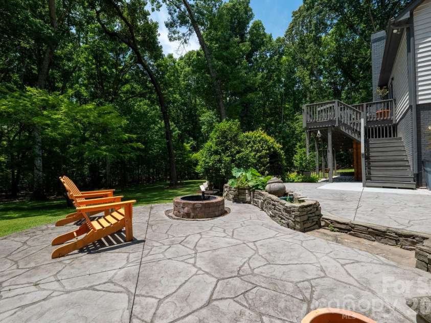 9131 Pine Hill Lane, Charlotte, NC 28215.  MLS# CAR4387977, YatesRealty ID 33233. 