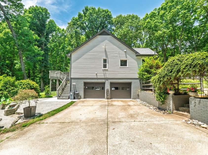 9131 Pine Hill Lane, Charlotte, NC 28215.  MLS# CAR4387977, YatesRealty ID 33233. 