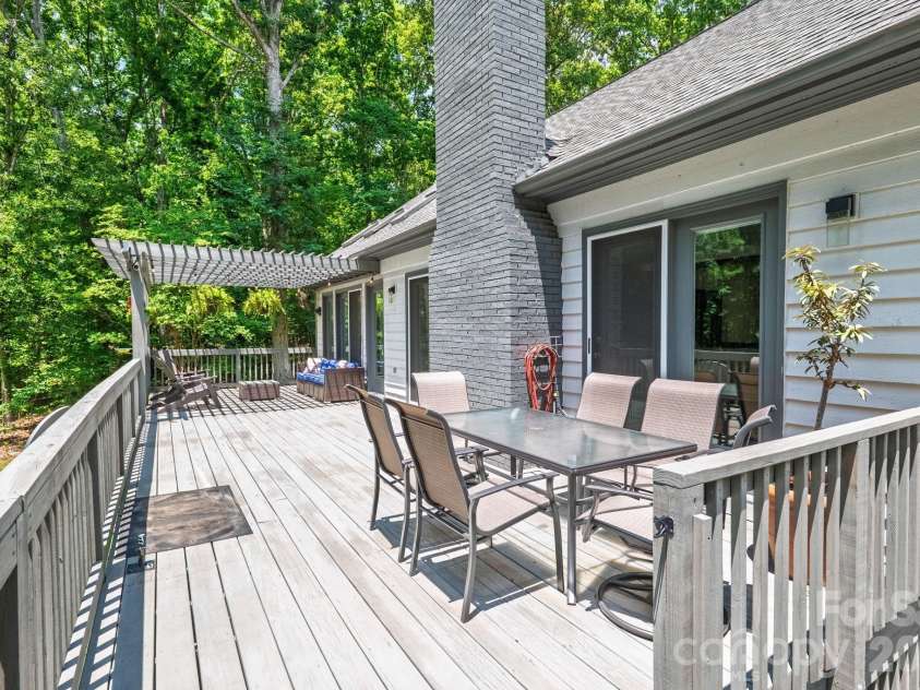 9131 Pine Hill Lane, Charlotte, NC 28215.  MLS# CAR4387977, YatesRealty ID 33233. 