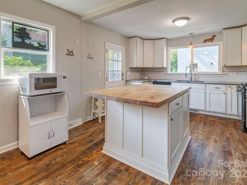 34 Vandalia Avenue, Asheville, NC 28806.  MLS# CAR4276401, YatesRealty ID 33234. 