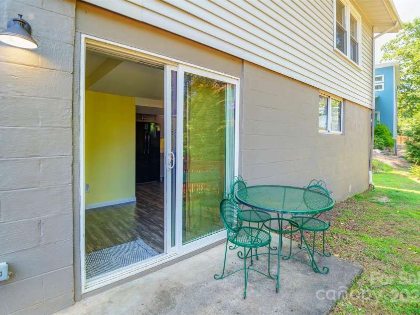 34 Vandalia Avenue, Asheville, NC 28806.  MLS# CAR4276401, YatesRealty ID 33234. Lower Level Apartment